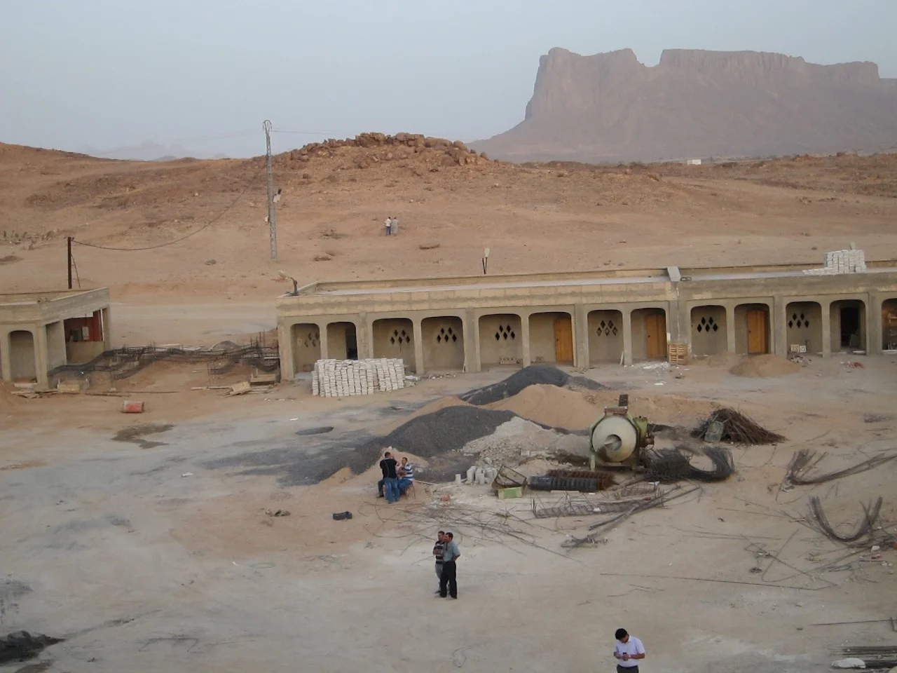 Dar El Imzad en construction — le bâtiment à arcades face au Hoggar, Tamanrasset