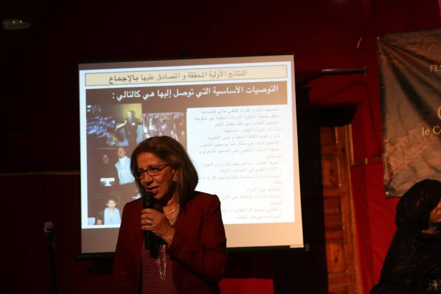 Farida Sellal présentant sa conférence au Festival Diwane