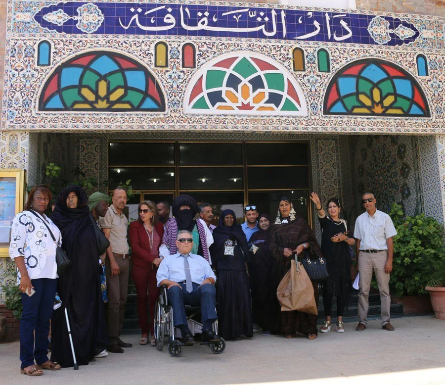 Participants au 10e Festival national de musique diwan, devant Dar Ethaqafa