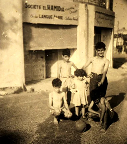 Farida Sellal enfant sur la Prairie de son père — 1955