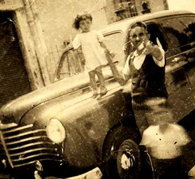Farida Sellal au centre avec ses grands frères — Alger, 1956