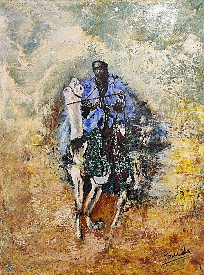 Peinture acrylique de Farida Sellal : un cavalier touareg vêtu de bleu galope dans le désert ocre