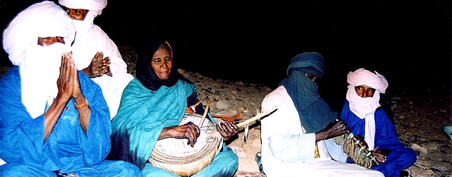 Rencontre avec les joueuses d'imzad — Tamanrasset, 2002