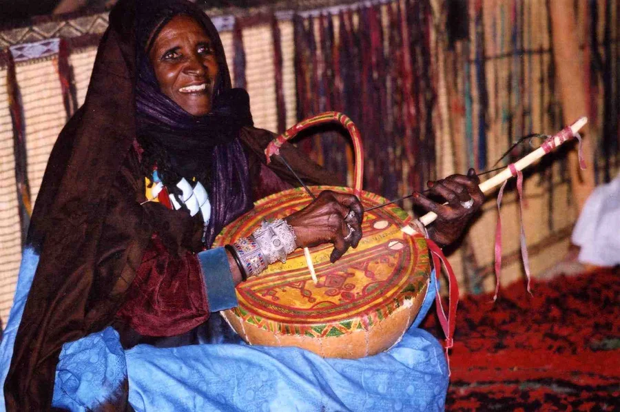 Alamine Khoulen — joueuse d'imzad souriante