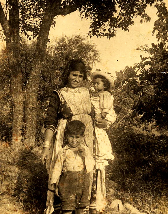 Yemma, Mokhtar et Dahmane — la famille de Farida Sellal